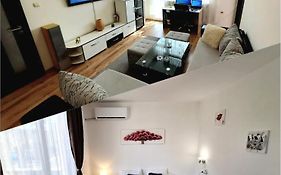 3 Rooms Apartment, Top Center, 1St Floor Flat, Aubg, Wifi, Pc I5 Ssd, Tablet, Androidmitvbox, 3 Led Tvs 200 Channels, Long Terrace, Self-Easy-Late Check-In Key Box, Stay Before Greece